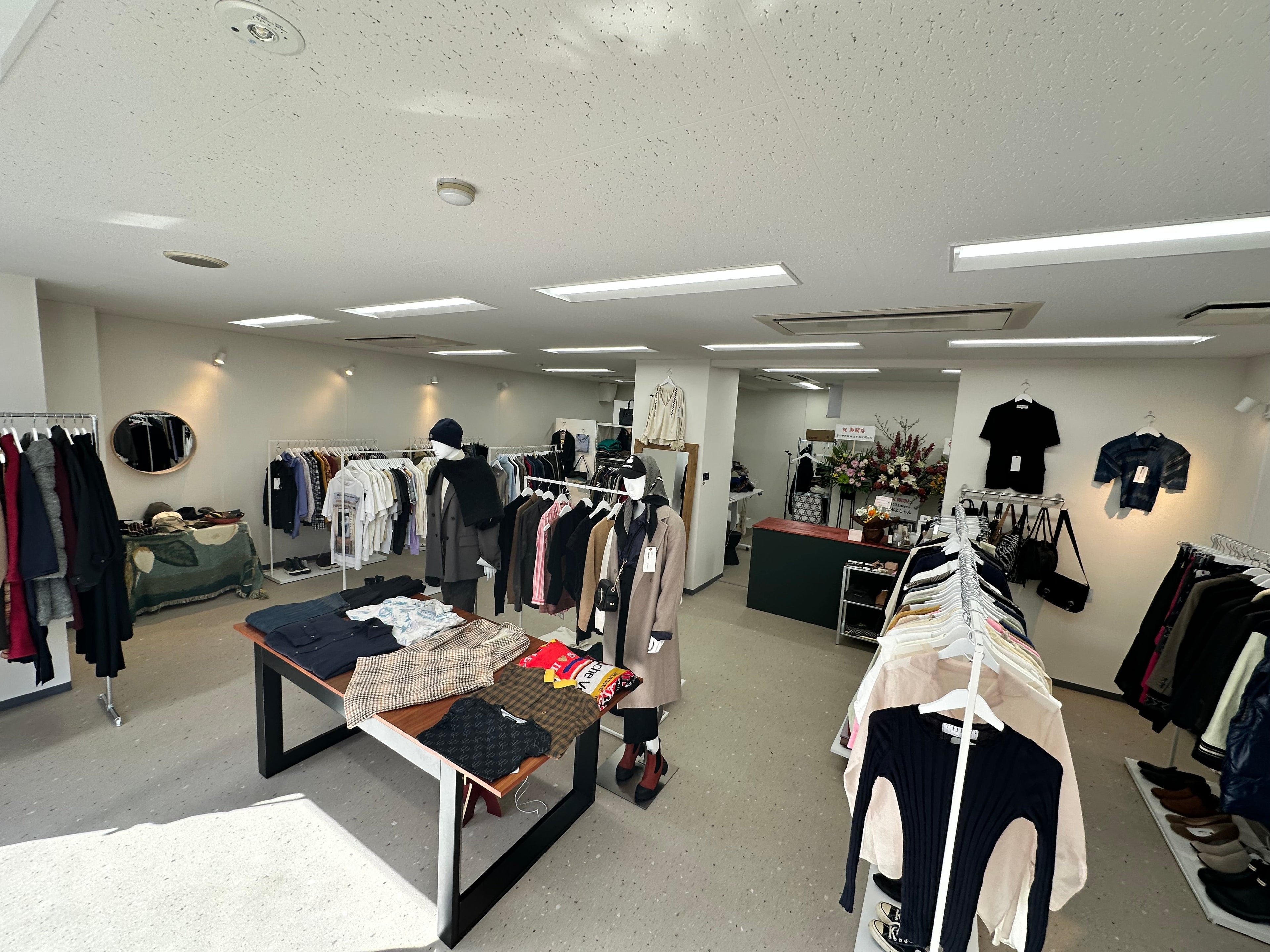 服は語る。私たちの古着屋で、その声を聞いてみませんか？