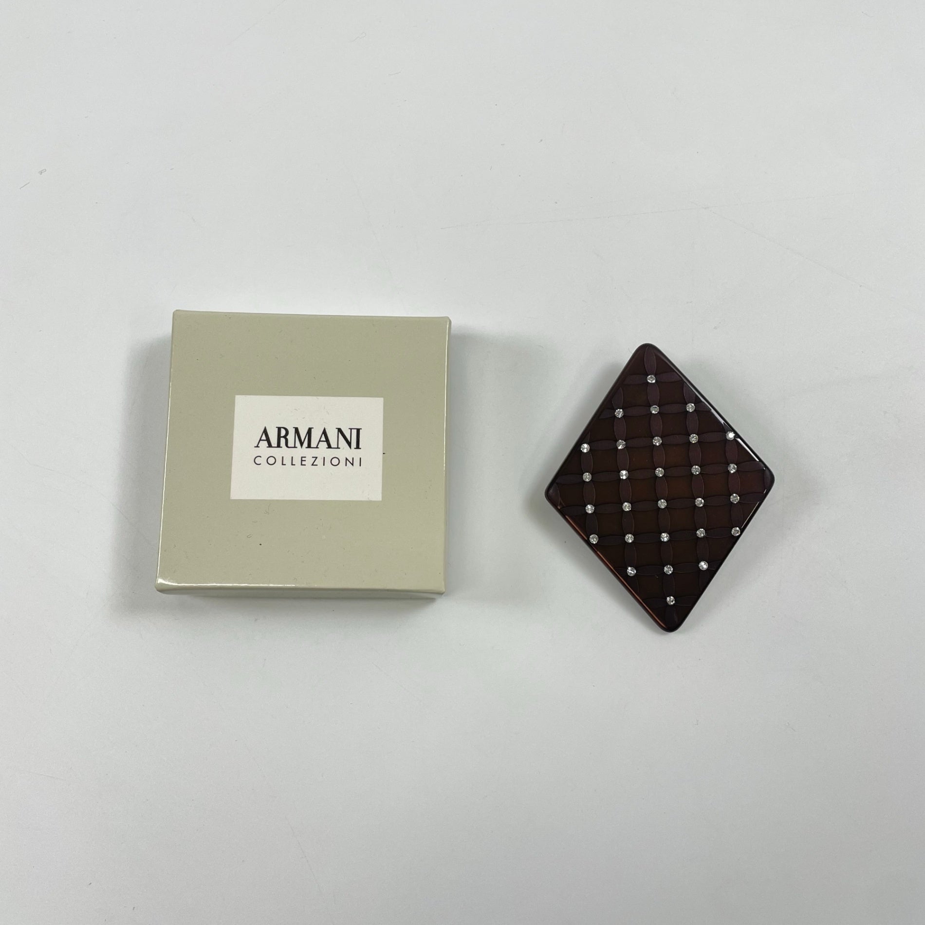 GIORGIO ARMANI / ダイヤ型クリスタルブローチ 参考定価：60,000程度