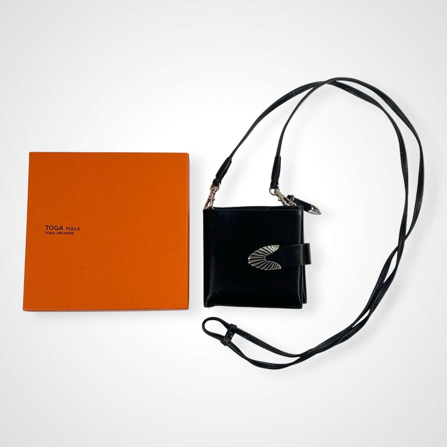 TOGA PULLA トーガプルラ / レザーショルダーウォレット 箱付 ブラック 参考定価：30,000+tax