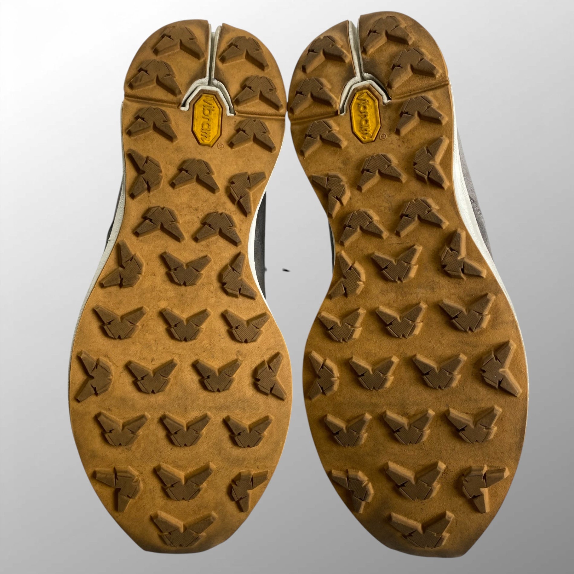 【美品】 C.QP シーキューピー / カーフスウェードミッドスニーカー レザー グレー HAND MADE 参考定価：5-60,000程度 SIZE;40(26.5-27cm)