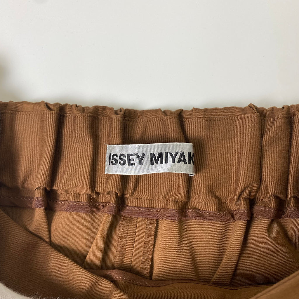 【極美品】ISSEY MIYAKE イッセイミヤケ タック テーパード パンツ