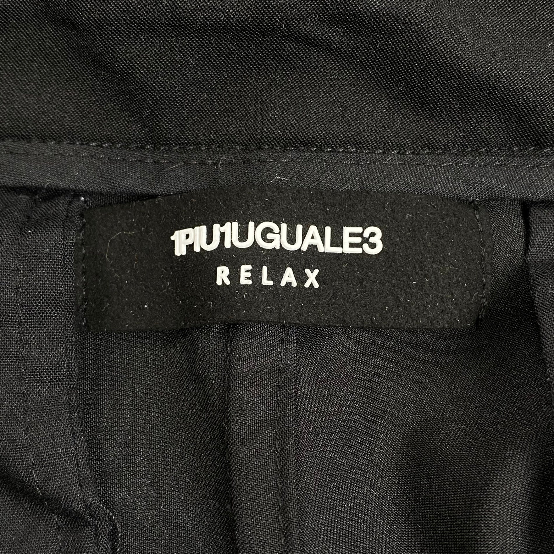 1PIU1UGUALE3 RELAX ウノ ピゥ ウノ ウグァーレ トレ リラックス / サイドエンボスロゴトラックパンツ ブラック SIZE:S
