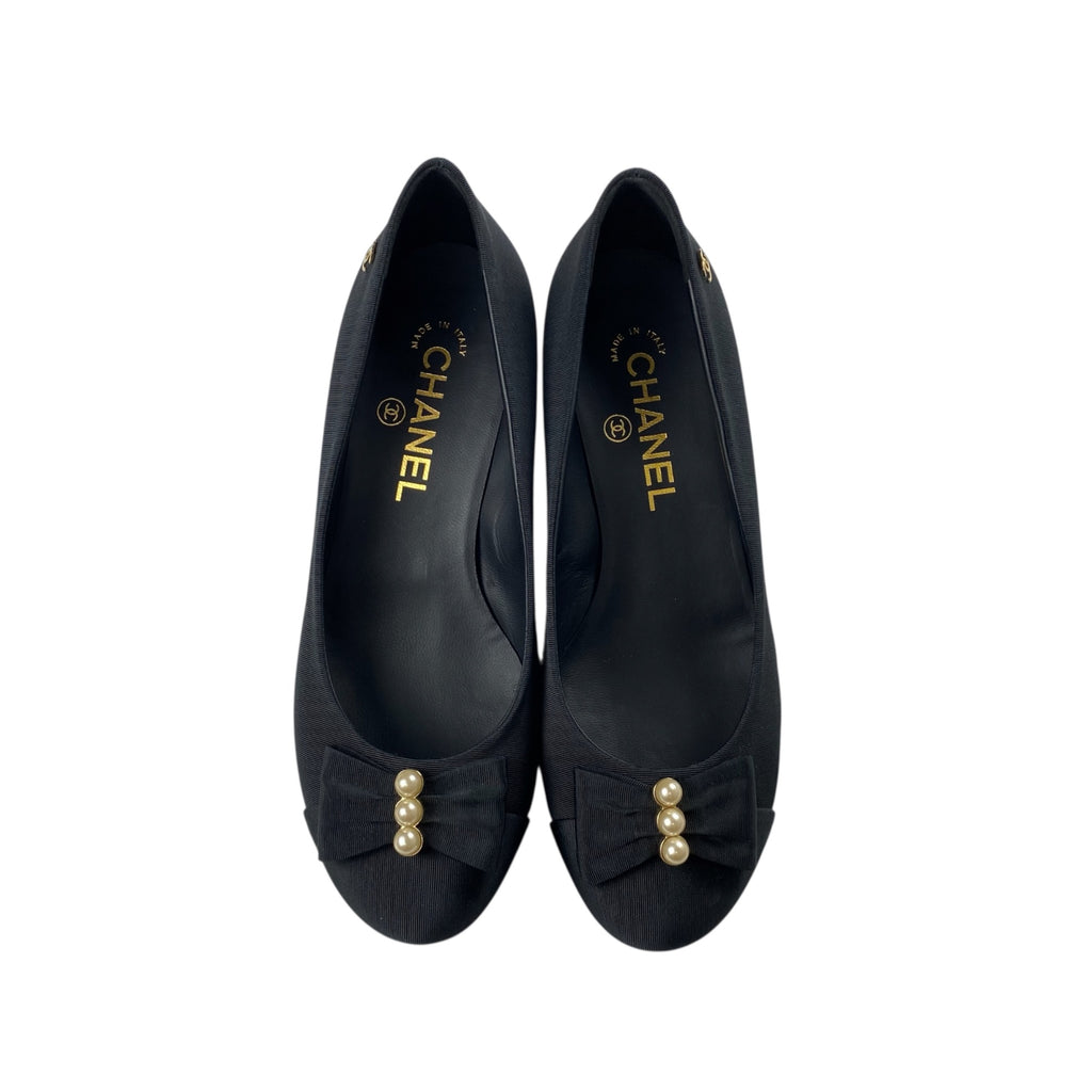 【極美品】 2016年 ラガーフェルド期 CHANEL シャネル / 三連パール×リボン ココマーク パンプス カール・ラガーフェルド期 SIZE:36 1/2 C（約23.5cm）