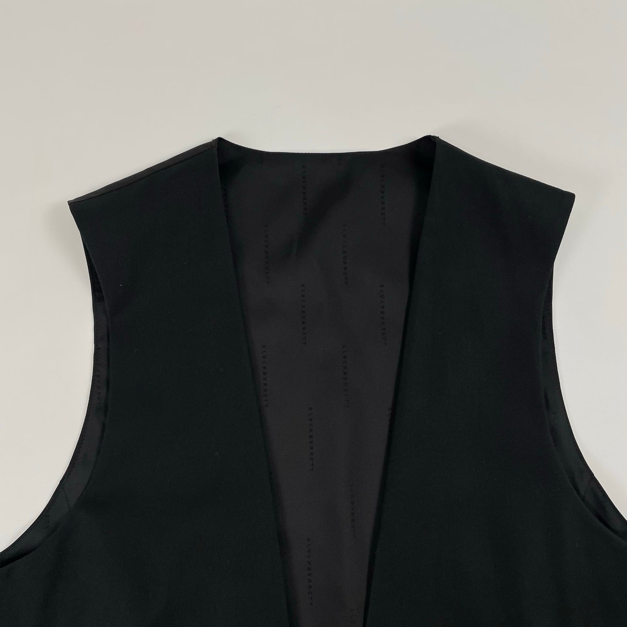 BLACK BARRETT BY Neil Barrett / バックボタン ミニマルベスト ジレ 参考定価：30,000程度 SIZE:3