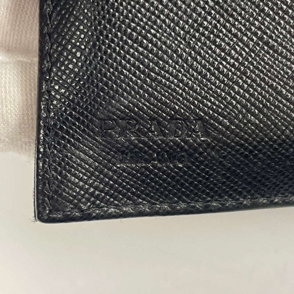PRADA / 3つ折りナイロンウォレット 三角プレート 参考定価：70,000程度