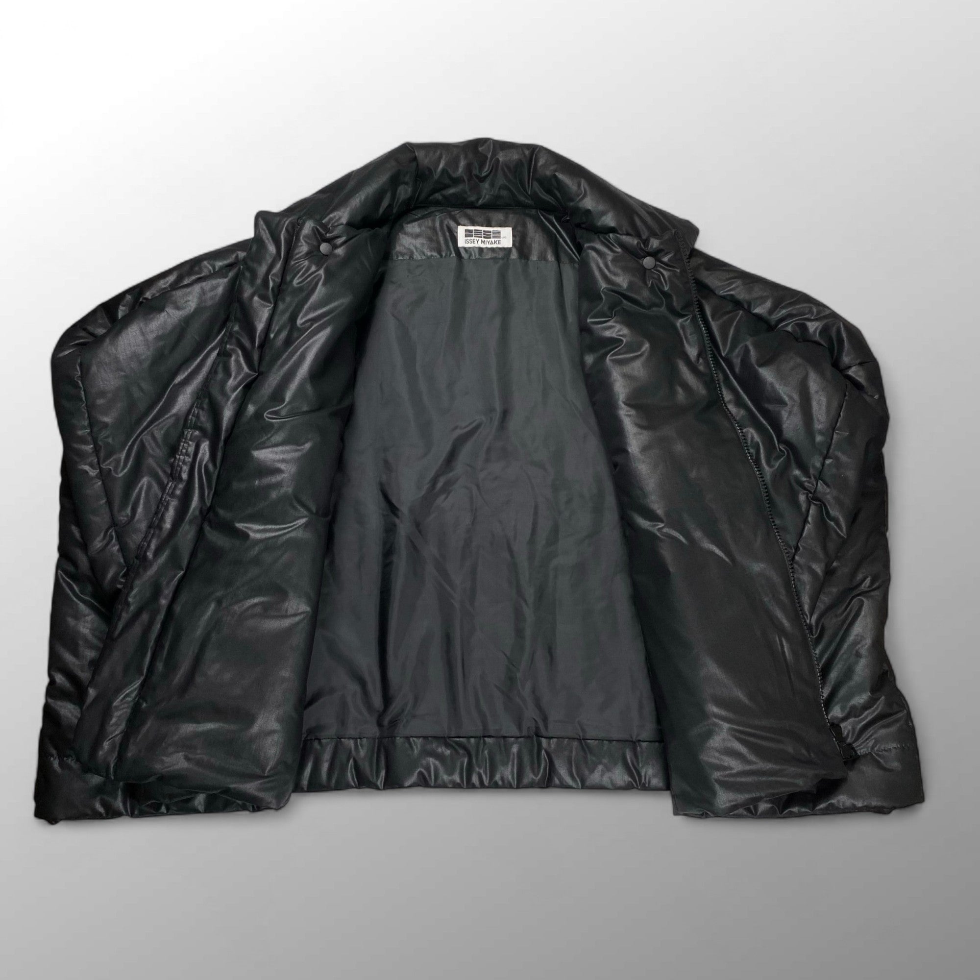 【ユニセックス】 132.5 ISSEY MIYAKE イッセイミヤケ / ダイアゴナル インサレーションジャケット ブラック IL23FA310 SIZE:3