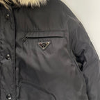 PRADA プラダ / RE- NYLON ダウンコート コヨーテファー ロップイヤー 参考定価：400,000程度 SIZE:M