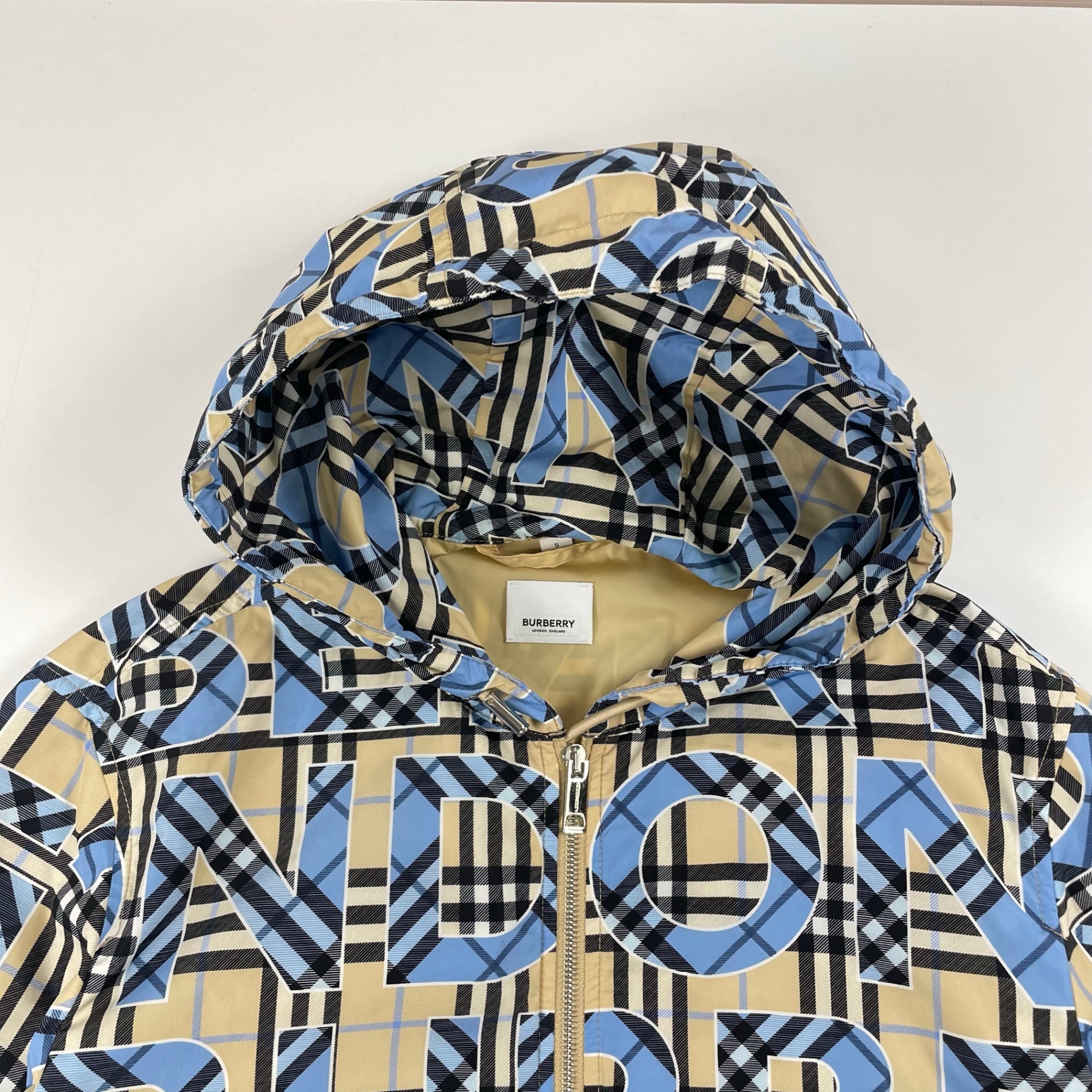 BURBERRY / ロゴ ナイロンジップアップパーカー 参考定価：170,000程度 SIZE:S