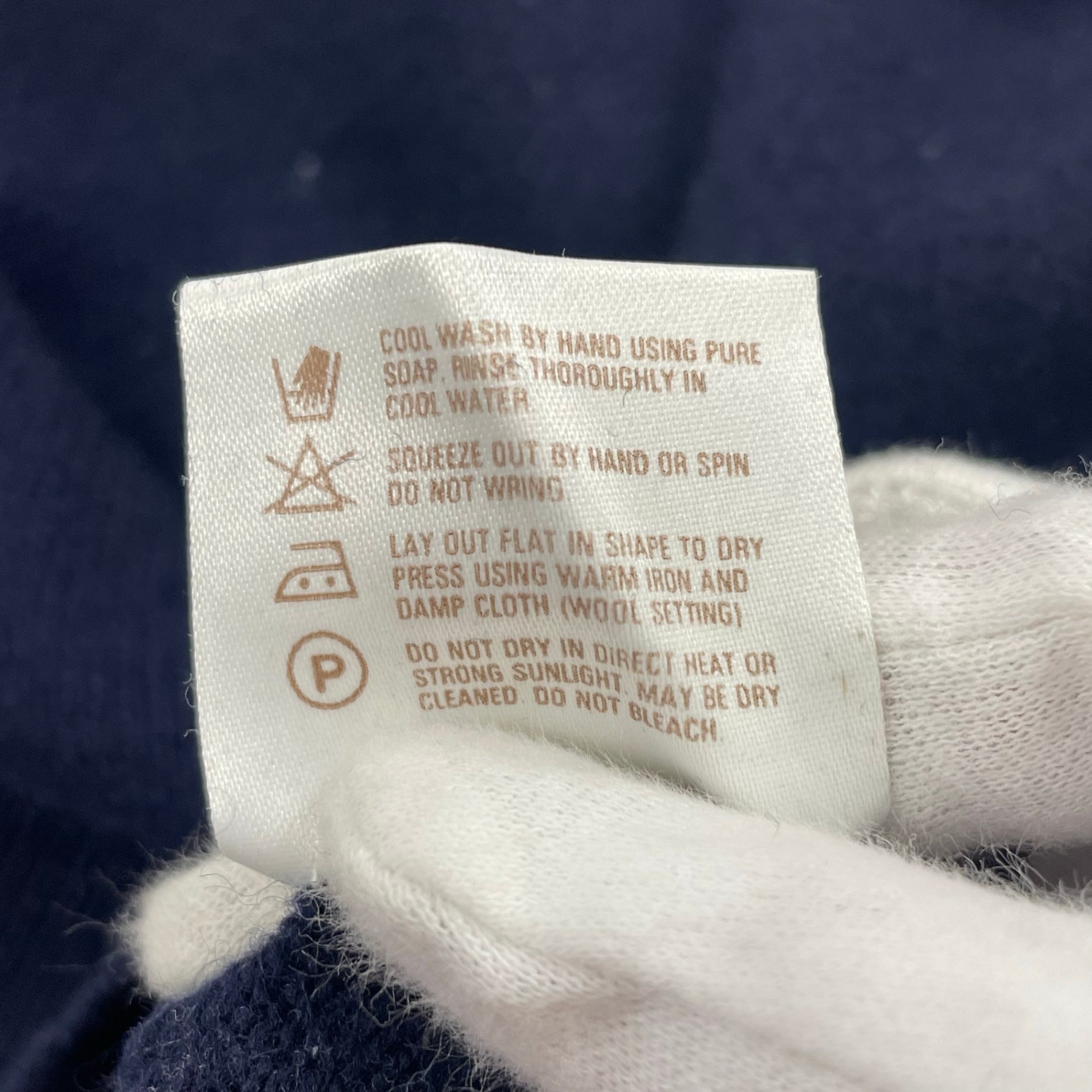 Burberry's バーバリーズ / ヴィンテージエンブレムVネックニット スコットランド製 SIZE：38