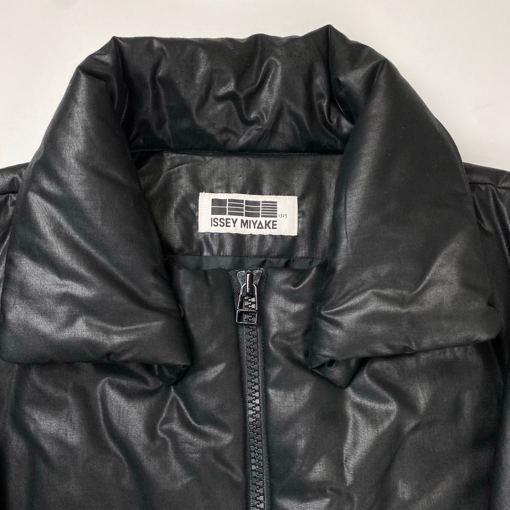 【ユニセックス】 132.5 ISSEY MIYAKE イッセイミヤケ / ダイアゴナル インサレーションジャケット ブラック IL23FA310 SIZE:3