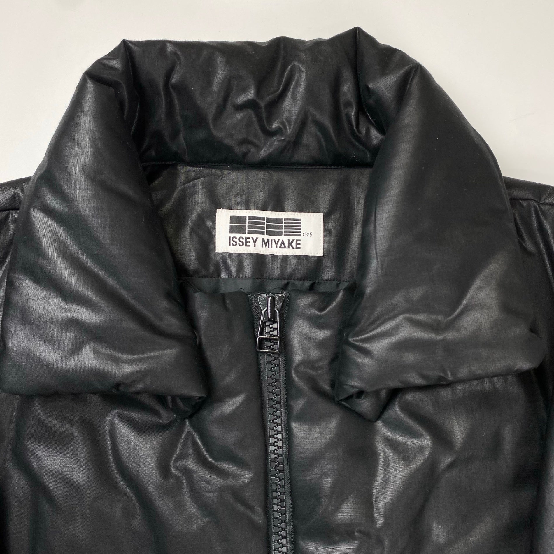 【ユニセックス】 132.5 ISSEY MIYAKE イッセイミヤケ / ダイアゴナル インサレーションジャケット ブラック IL23FA310 SIZE:3