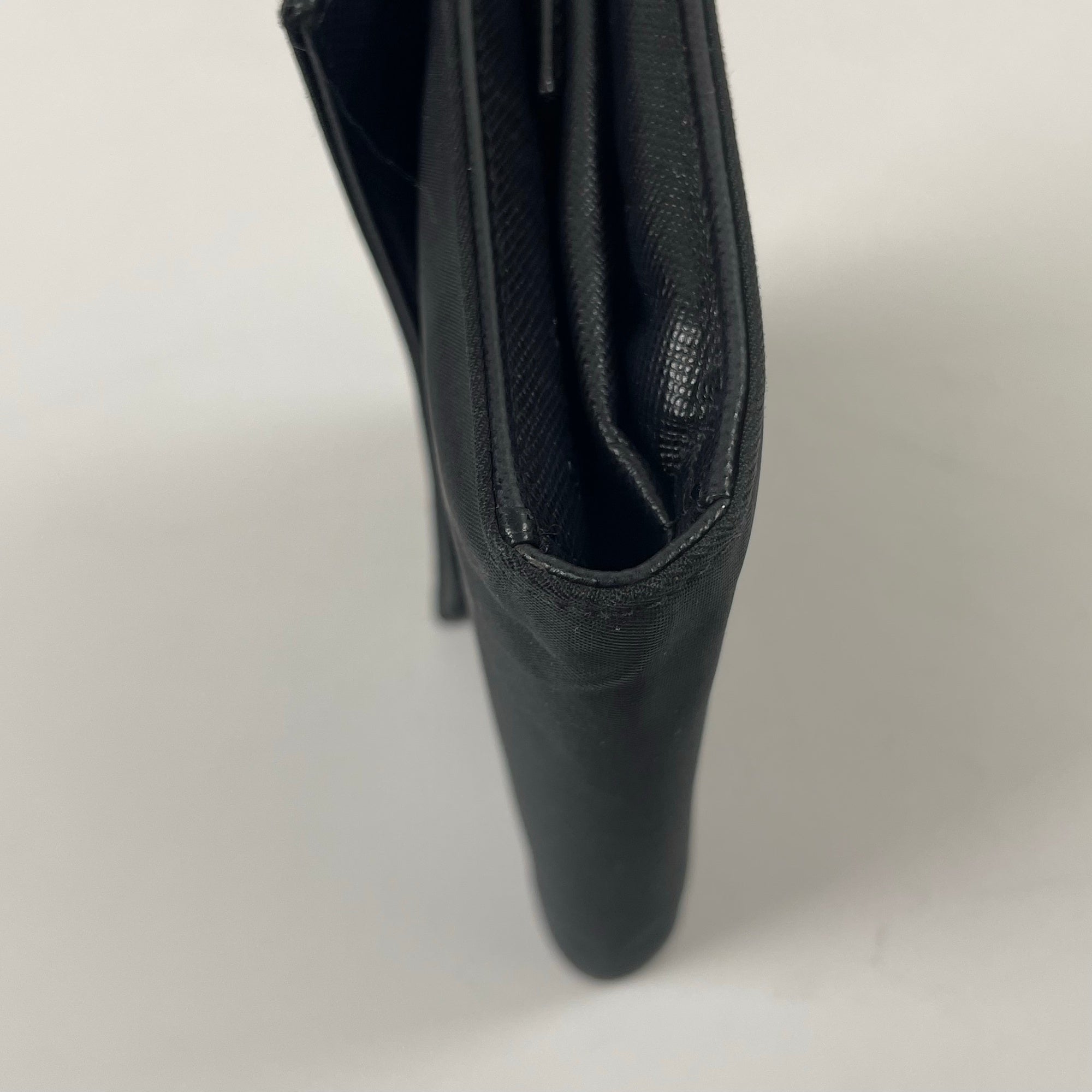 PRADA / 3つ折りナイロンウォレット 三角プレート 参考定価：70,000程度