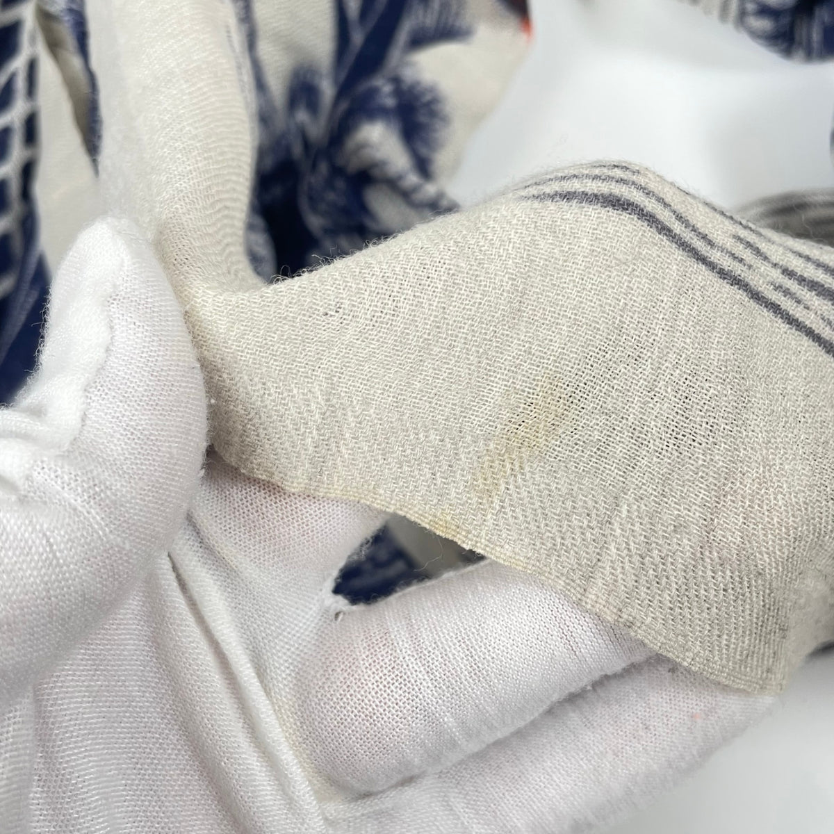 INOUI TOOSH / ニワトリ柄 シルクMIX大判ストール 参考定価：23,000程度