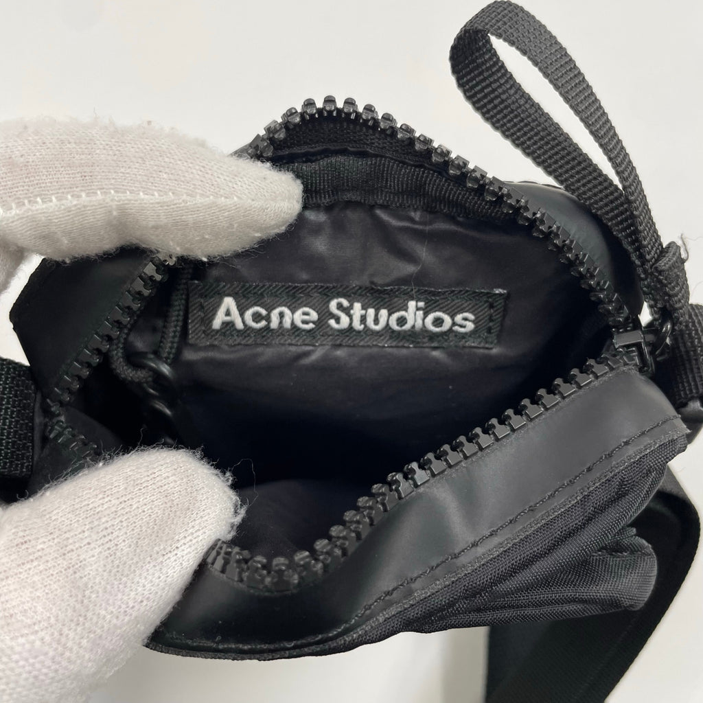 Acne Studios アクネストゥデオズ / LOGO PLAGUE POCKET BAG フェイスロゴショルダーバッグ 参考定価：30,000程度