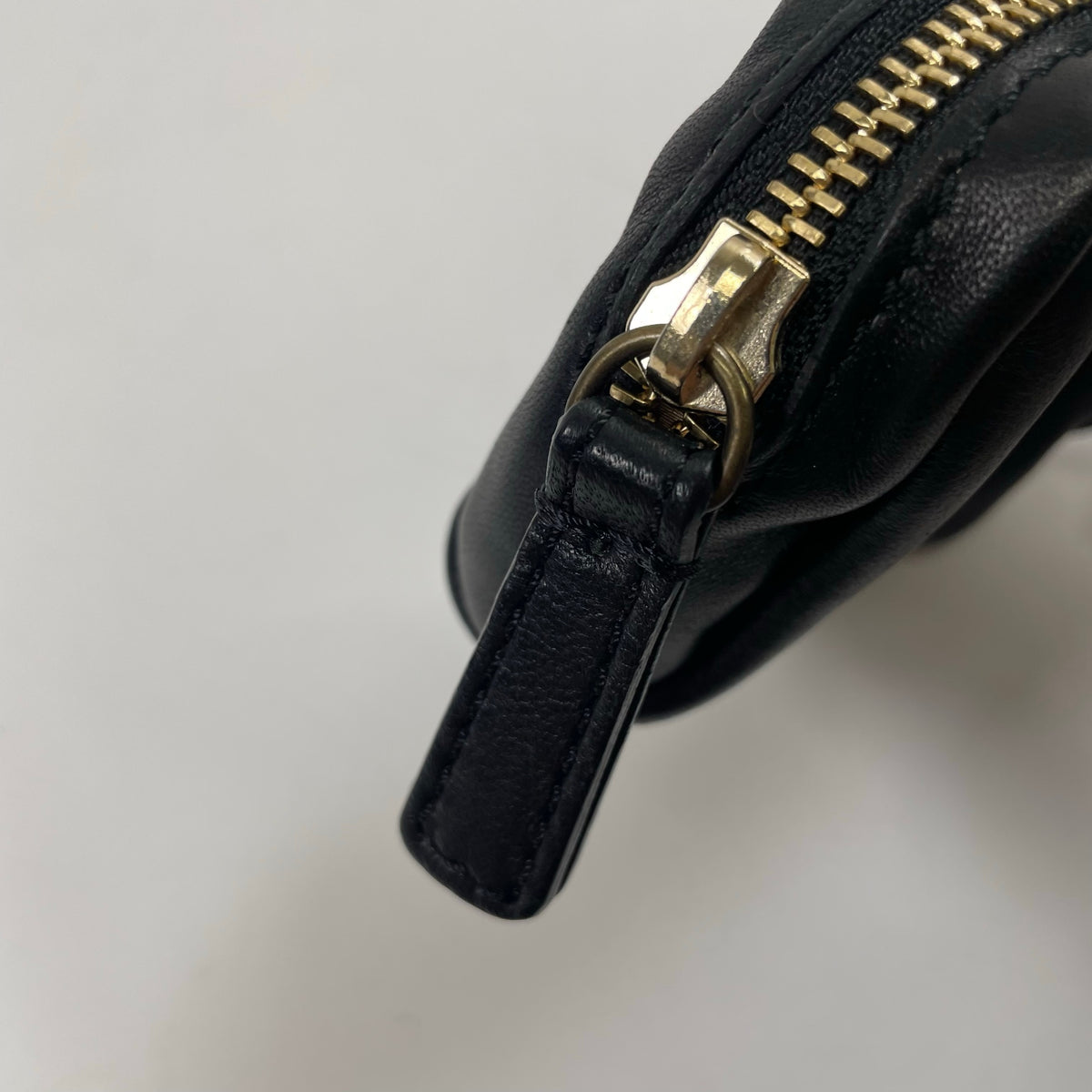 EMPORIO ARMANI / レザーミニポーチ 参考定価：32,000程度