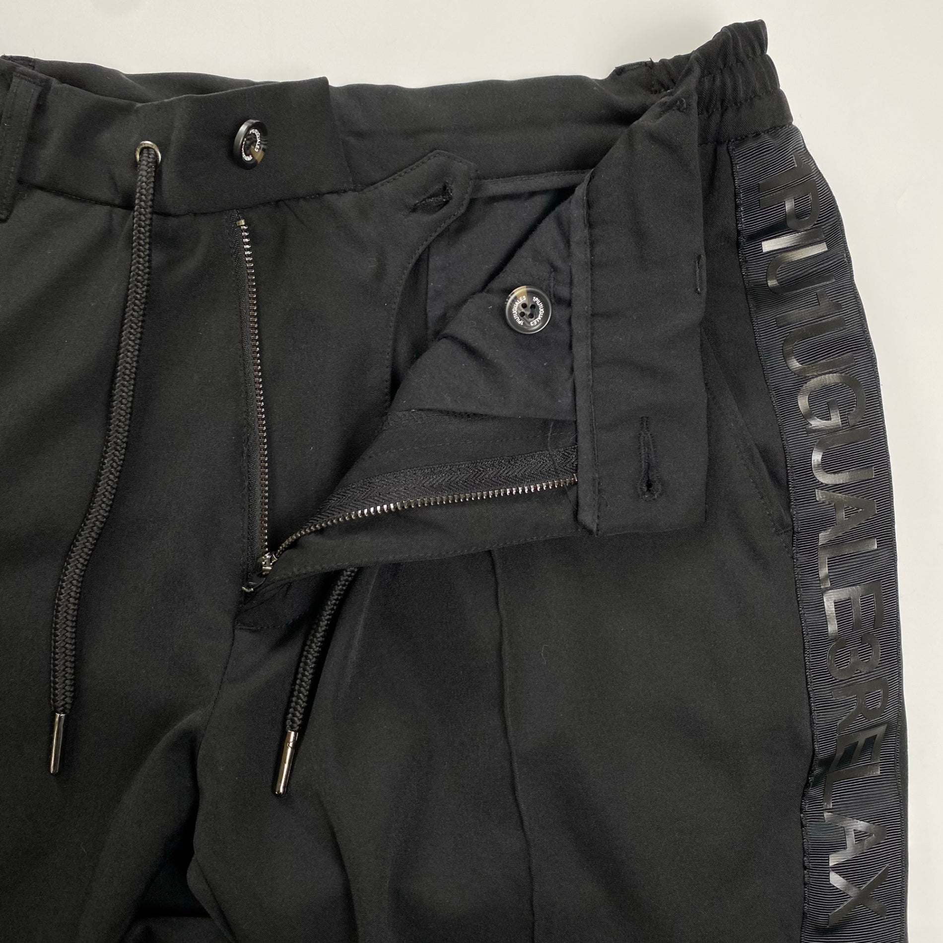 1PIU1UGUALE3 RELAX ウノ ピゥ ウノ ウグァーレ トレ リラックス / サイドエンボスロゴトラックパンツ ブラック SIZE:S