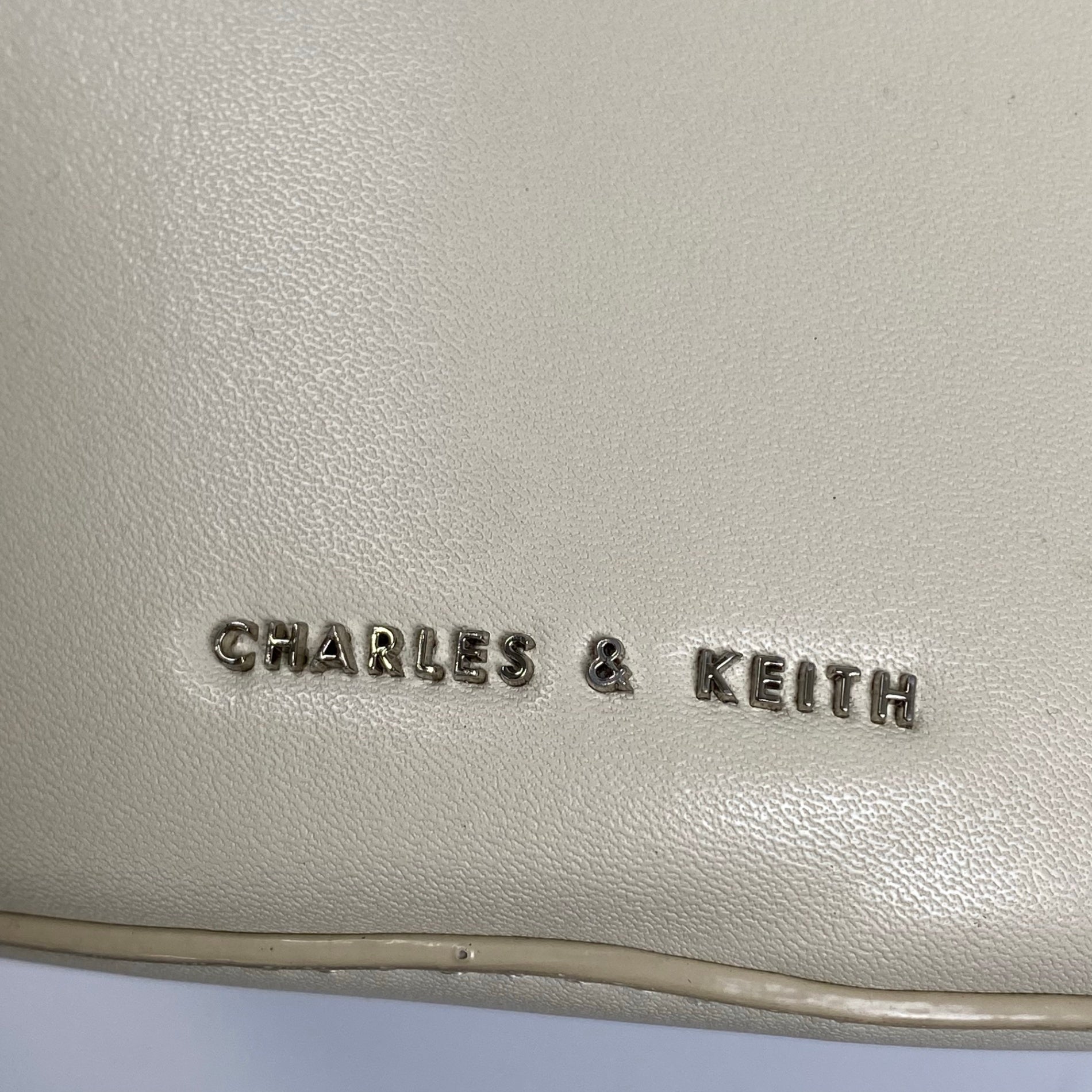 CHARLES＆KEITH チャールズアンドキース / 舟型ハンドバッグ ポーチ収納付 オフホワイト