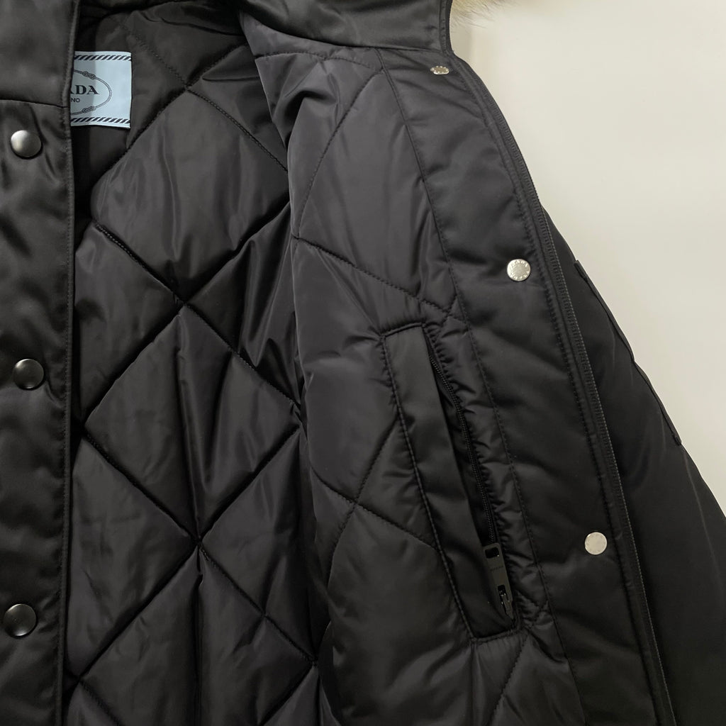 PRADA プラダ / RE- NYLON ダウンコート コヨーテファー ロップイヤー 参考定価：400,000程度 SIZE:M