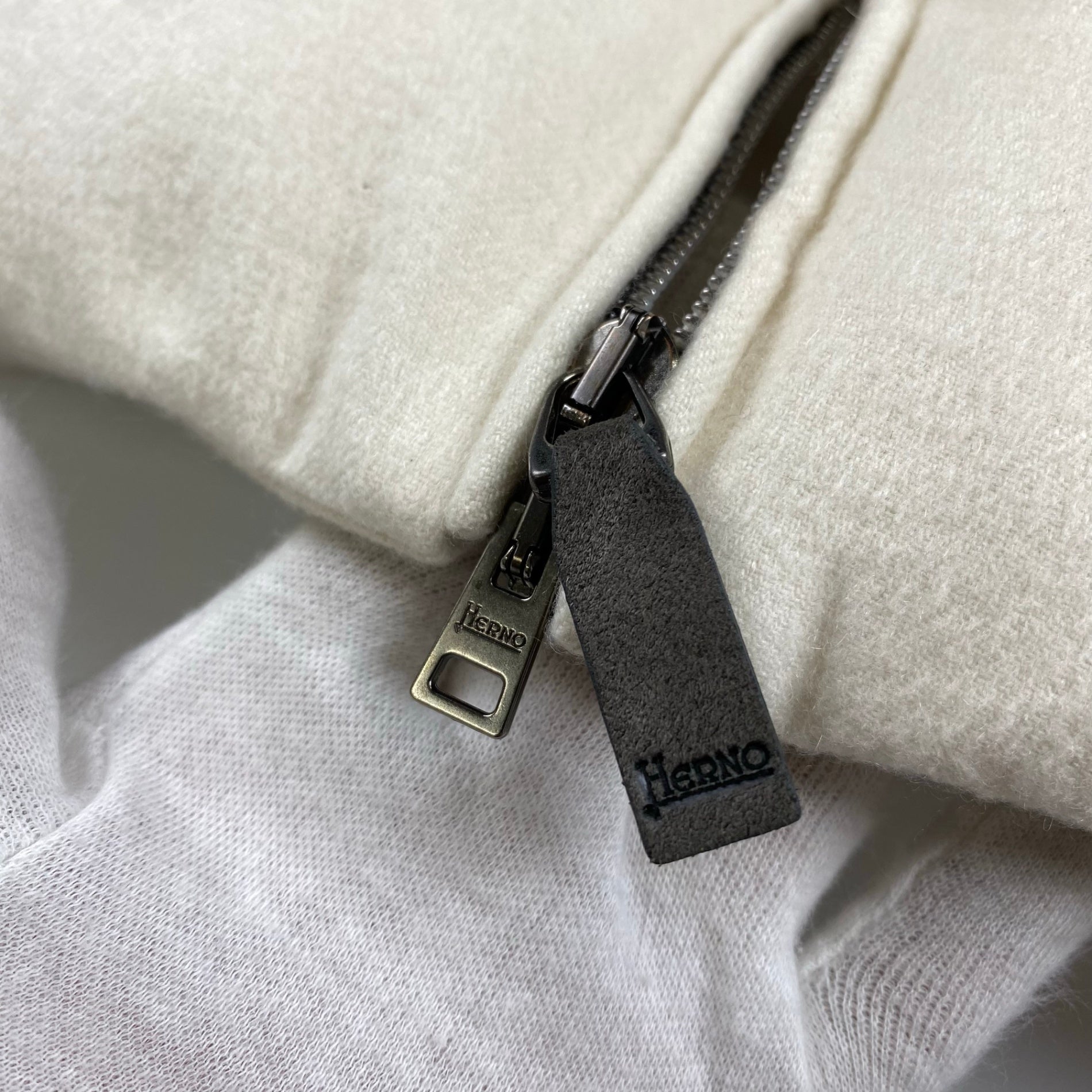 【美品】 HERNO ヘルノ / シルクカシミヤ ダウンべスト 裾ドローコード SIZE:50（XL程度）