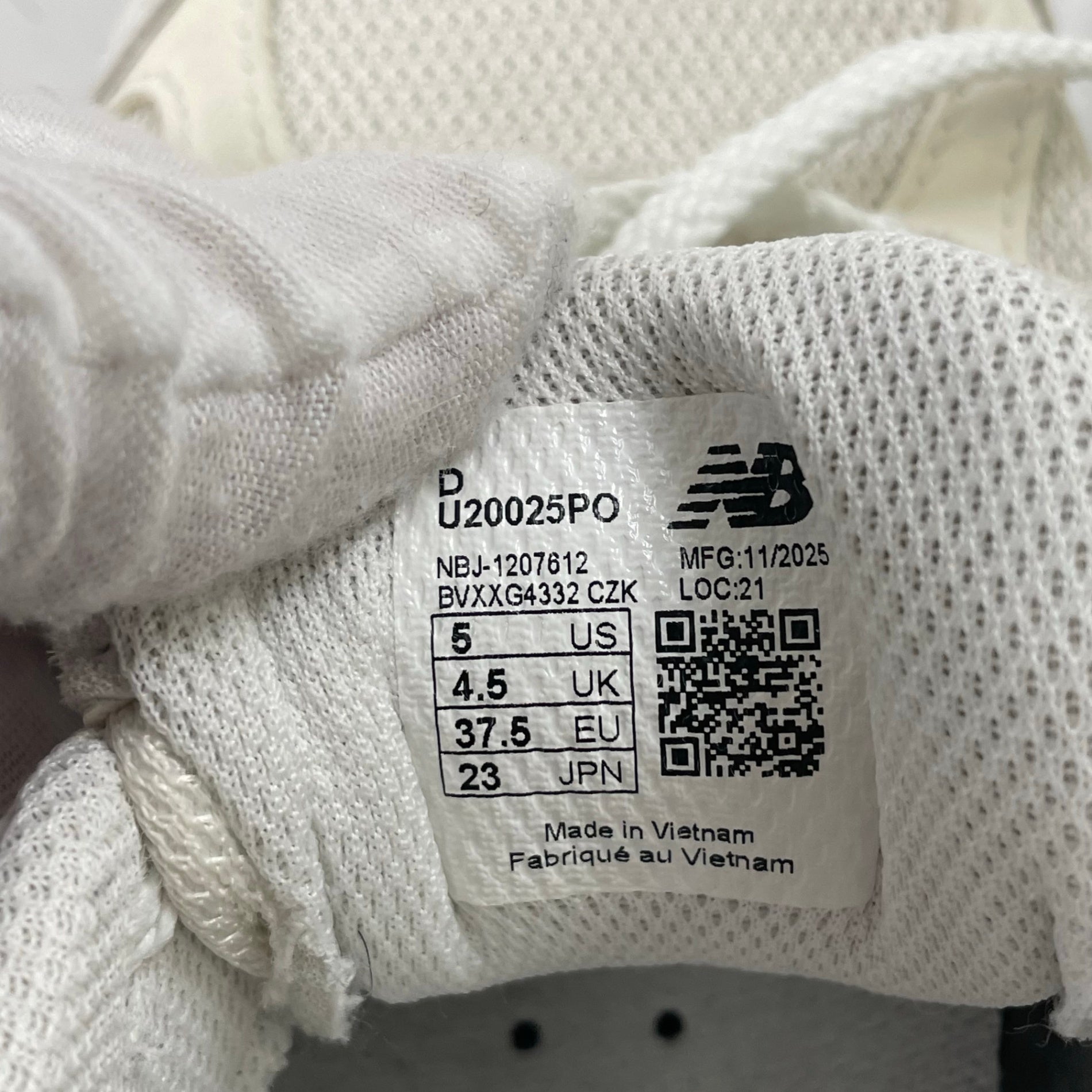 New Balance / 2002Rスニーカー 参考定価：20,000+tax SIZE:23cm