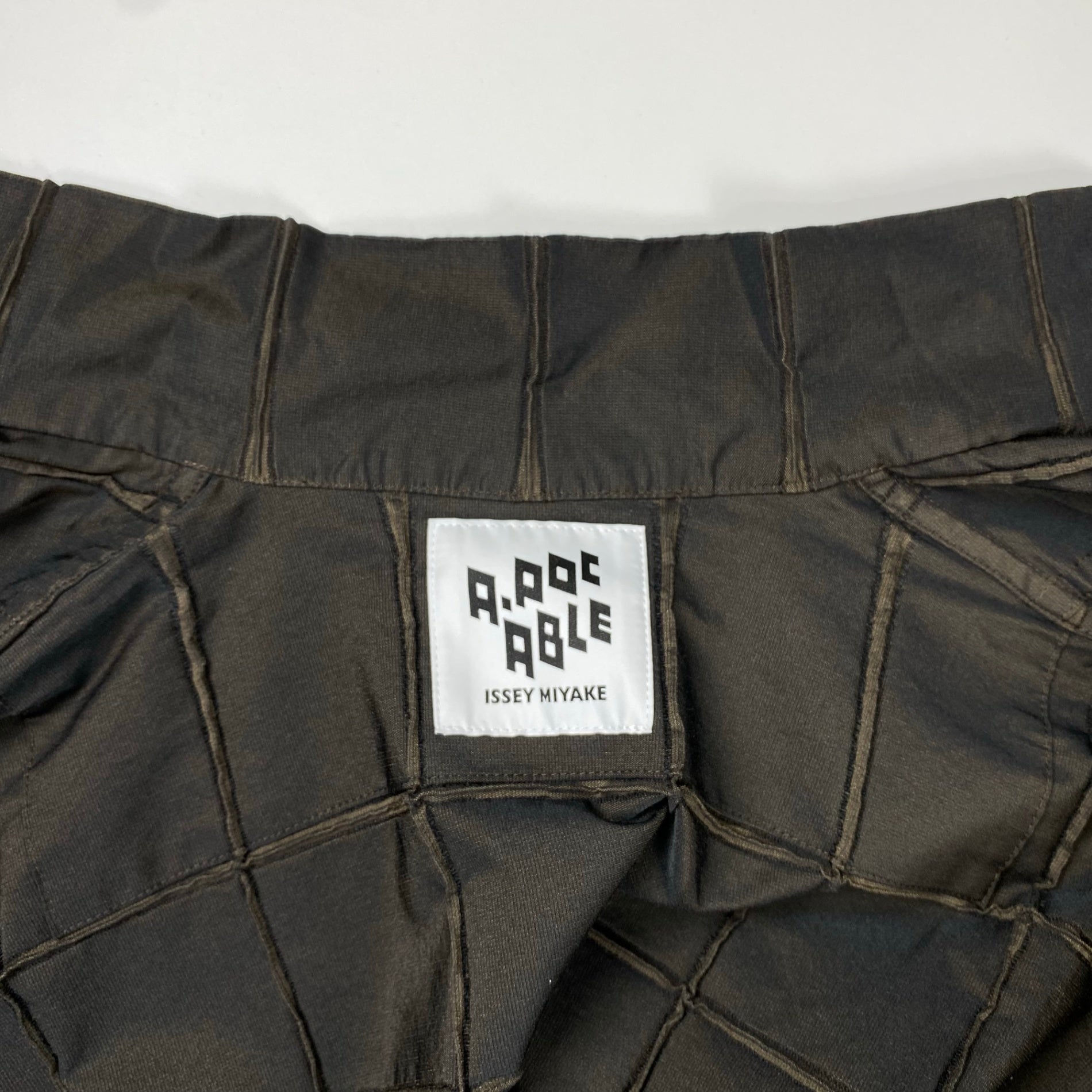 【ユニセックス】 A-POC ABLE ISSEY MIYAKE エイポック エイブル イッセイミヤケ / TYPE-O 002 スチームストレッチ グリッドライトコート ブラウン SIZE：1