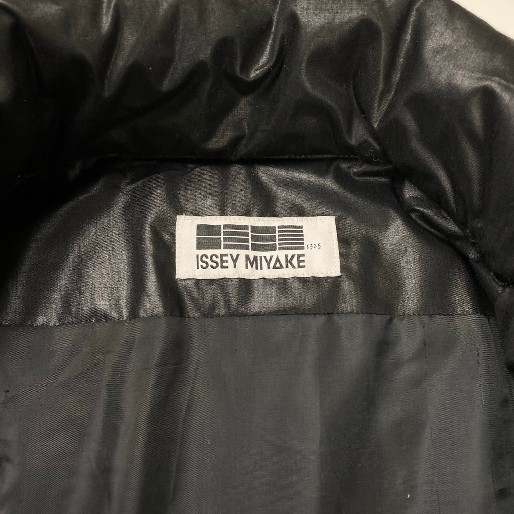 【ユニセックス】 132.5 ISSEY MIYAKE イッセイミヤケ / ダイアゴナル インサレーションジャケット ブラック IL23FA310 SIZE:3