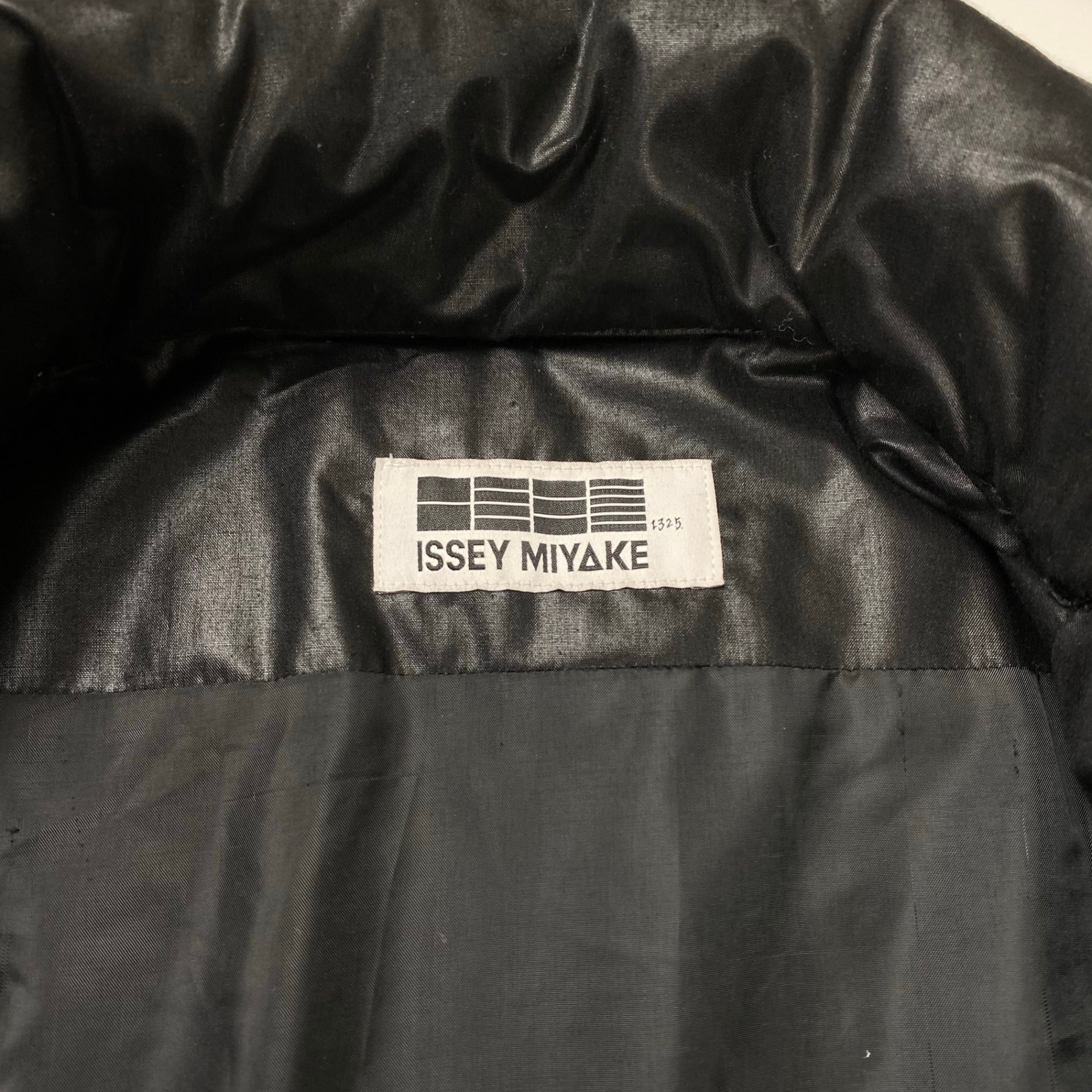 【ユニセックス】 132.5 ISSEY MIYAKE イッセイミヤケ / ダイアゴナル インサレーションジャケット ブラック IL23FA310 SIZE:3