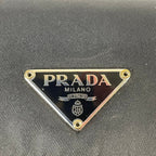 PRADA / 3つ折りナイロンウォレット 三角プレート 参考定価：70,000程度