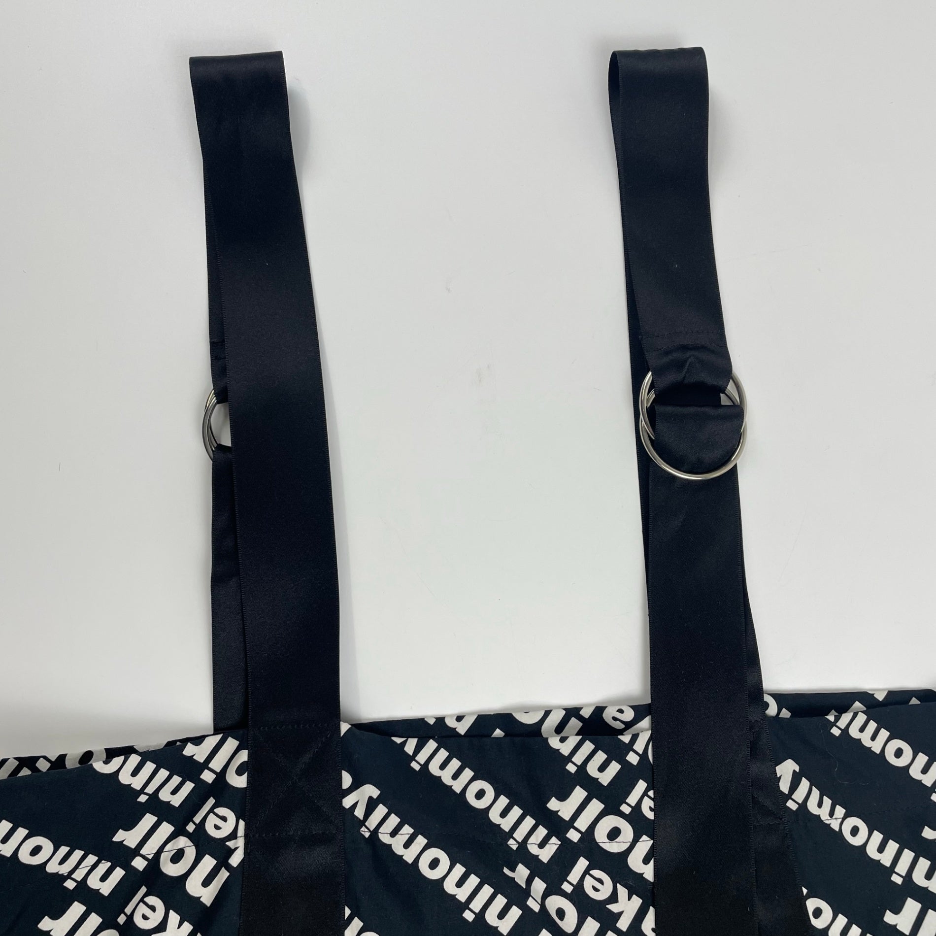 noir kei ninomiya ノワールケイニノミヤ / 総ロゴサテントートバッグ