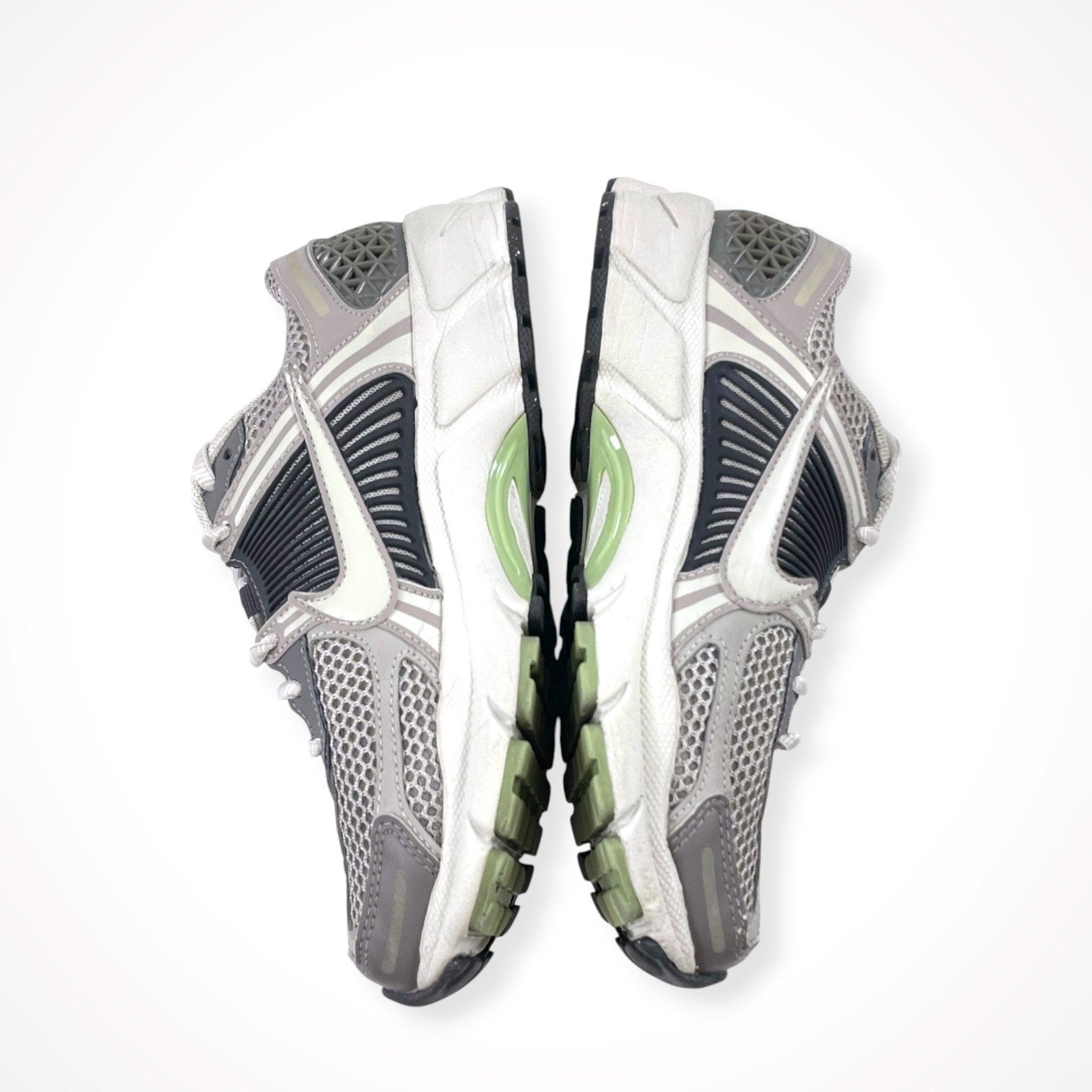 NIKE / WMNS ZOOM VOMERO 5 SIZE：23.5cm