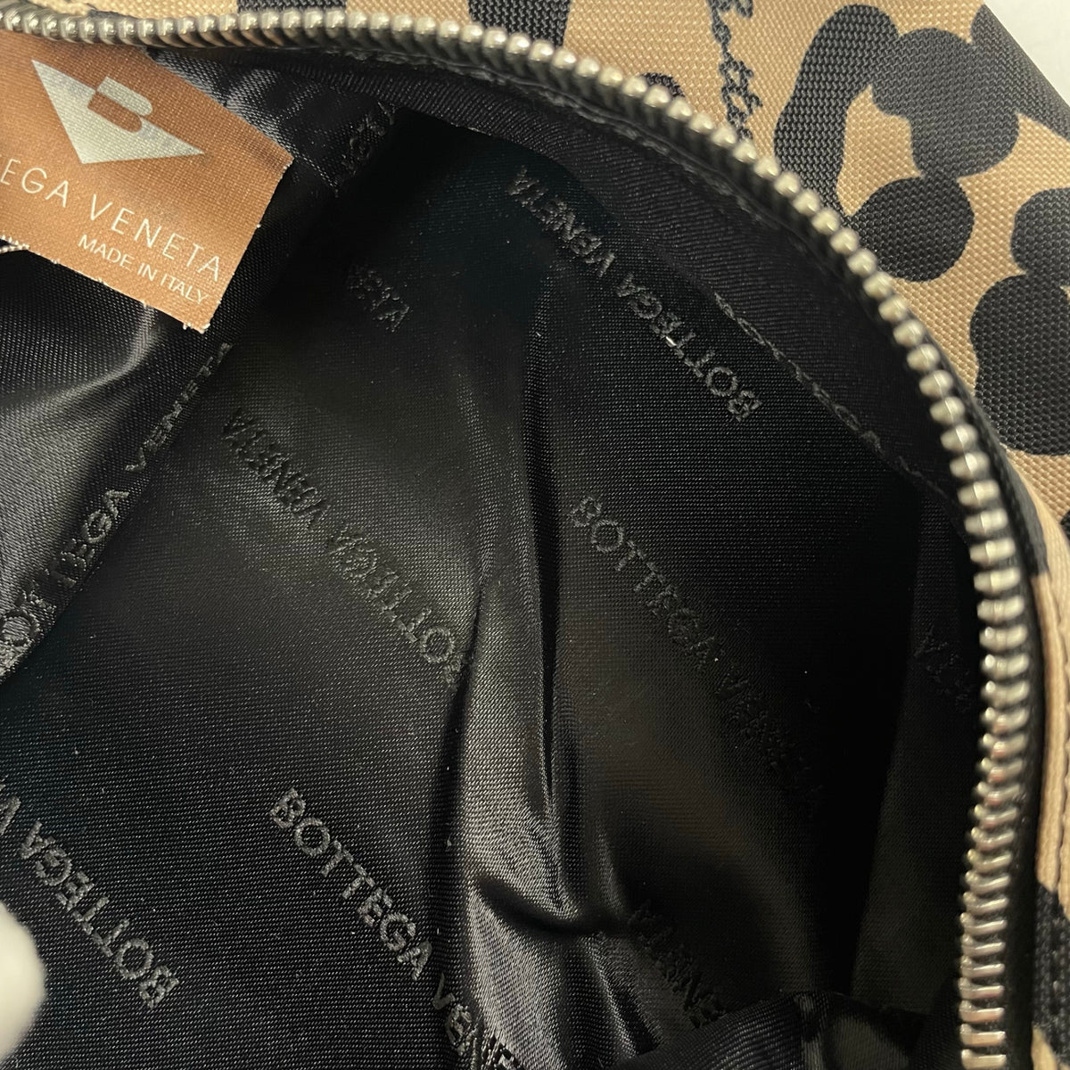BOTTEGA VENETA / ポーチ型ハンドバッグ ベージュ×ブラック 未使用品
