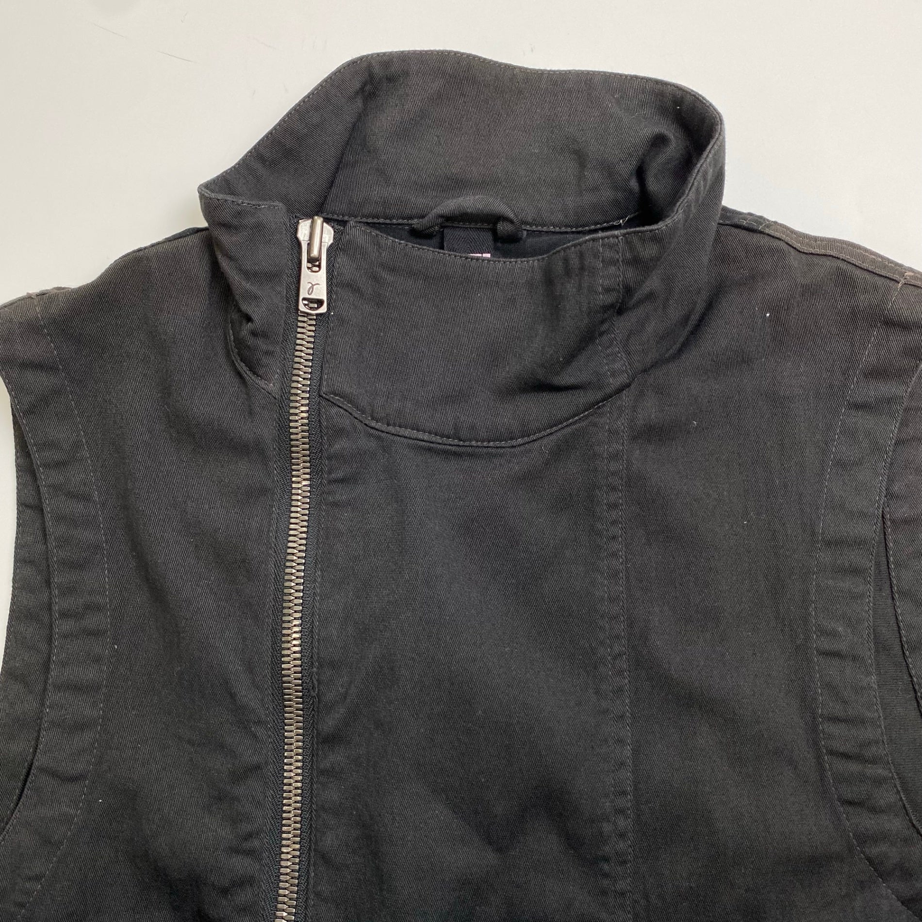 「r」 LA PROVOCAZIONE ETERNA ripvanwinkle リップヴァンウィンクル / アシンメトリージップベスト ブラック Y2K 参考定価：30,000程度 SIZE:4