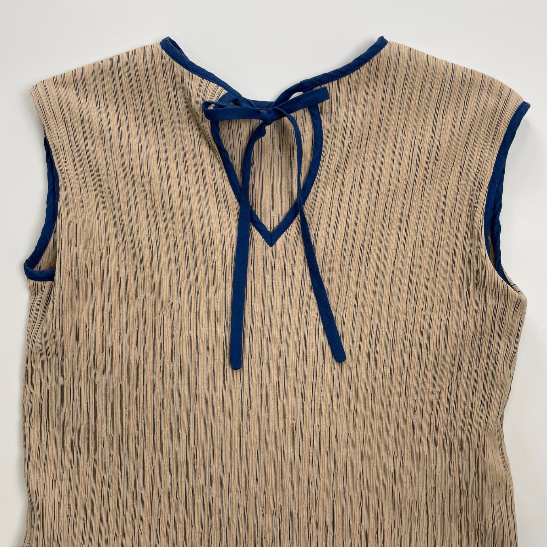 &her アンドハー / パイピングノースリーブドレス BEAMS取扱い 参考定価：20,000程度 SIZE：FREE