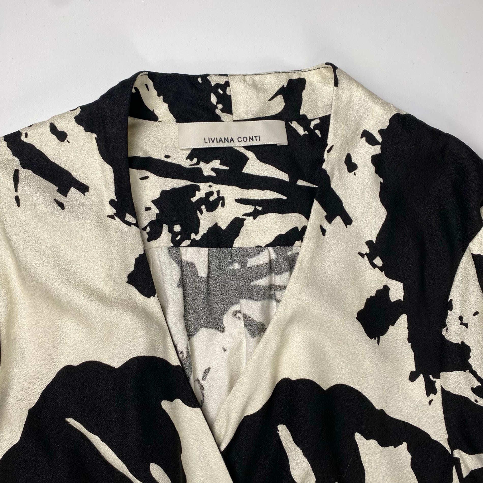 LIVIANA CONTI リビアナ コンティ / 総柄カシュクールワンピース ホワイト×ブラック 参考定価：45,000程度 SIZE:38