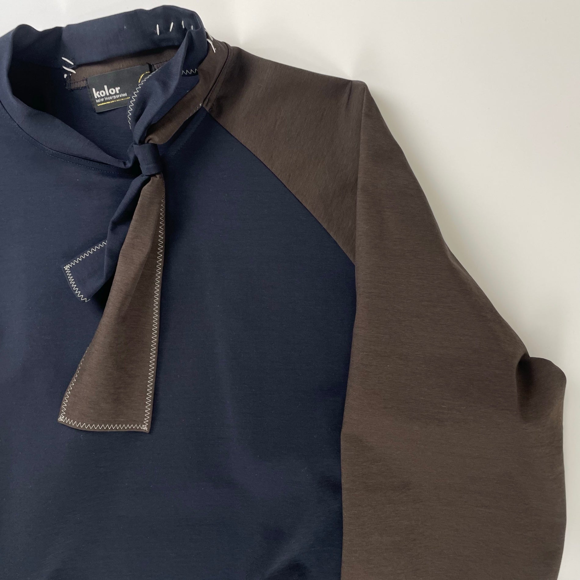 kolor カラー / ボウタイプルオーバー ネイビー×ブラウン 参考定価：33,000+tax SIZE：2