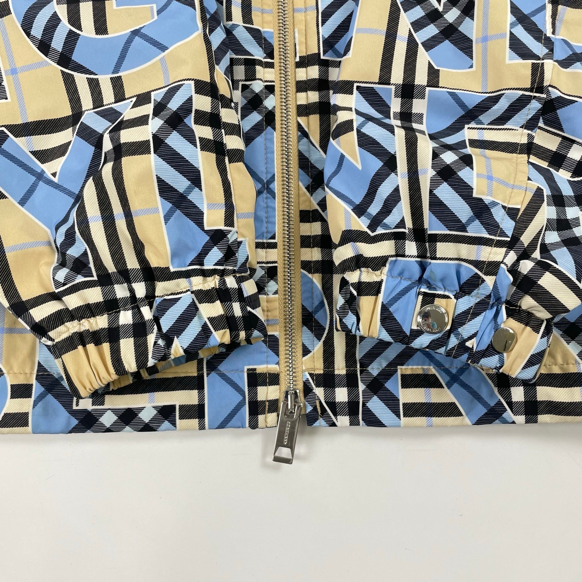 BURBERRY / ロゴ ナイロンジップアップパーカー 参考定価：170,000程度 SIZE:S