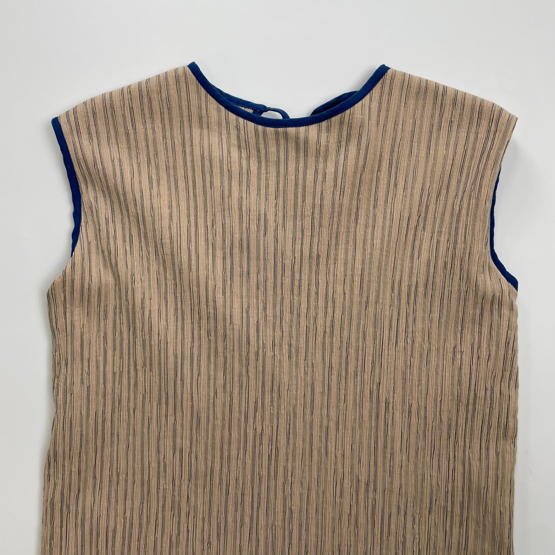 &her アンドハー / パイピングノースリーブドレス BEAMS取扱い 参考定価：20,000程度 SIZE：FREE