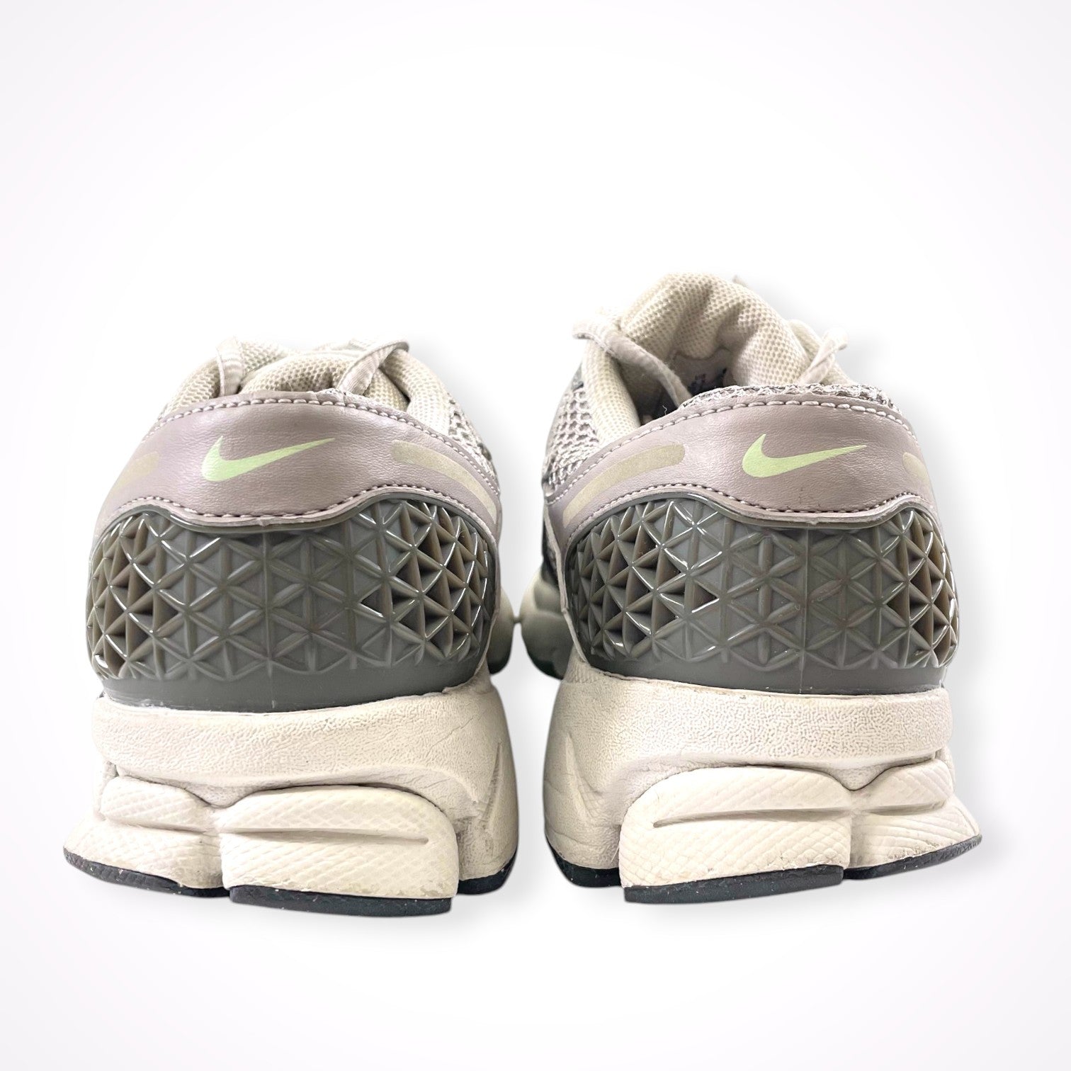 NIKE / WMNS ZOOM VOMERO 5 SIZE：23.5cm