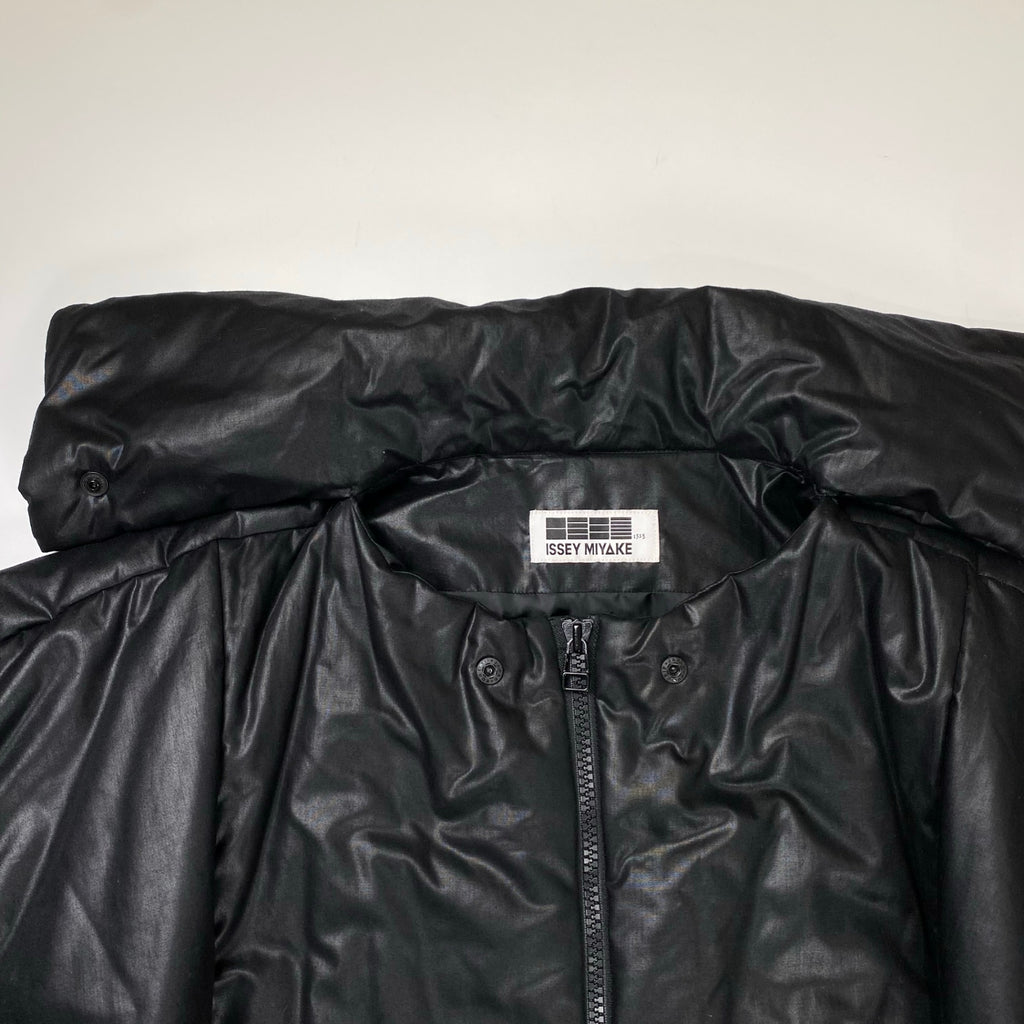 【ユニセックス】 132.5 ISSEY MIYAKE イッセイミヤケ / ダイアゴナル インサレーションジャケット ブラック IL23FA310 SIZE:3