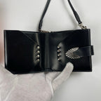 TOGA PULLA トーガプルラ / レザーショルダーウォレット 箱付 ブラック 参考定価：30,000+tax