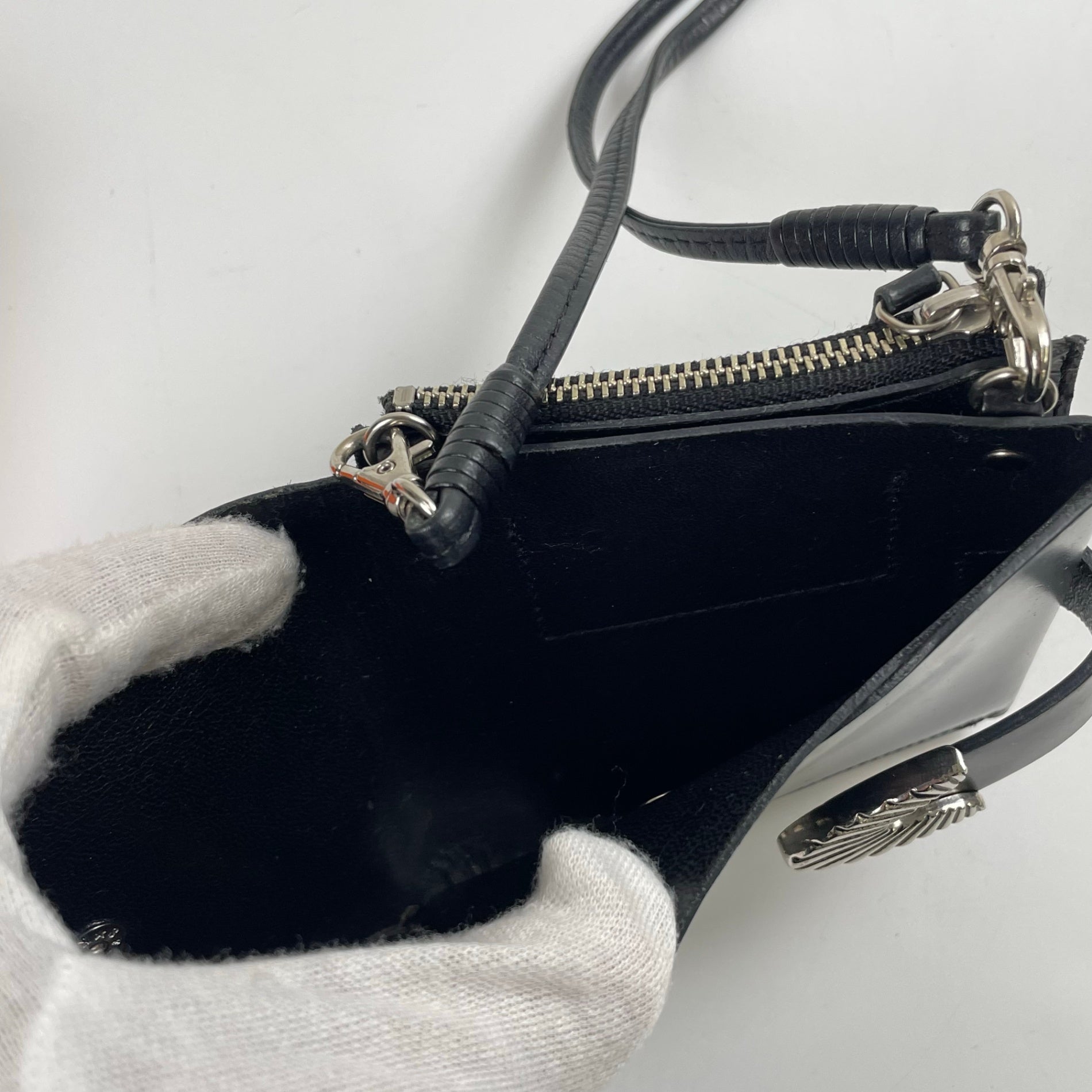 TOGA PULLA トーガプルラ / レザーショルダーウォレット 箱付 ブラック 参考定価：30,000+tax