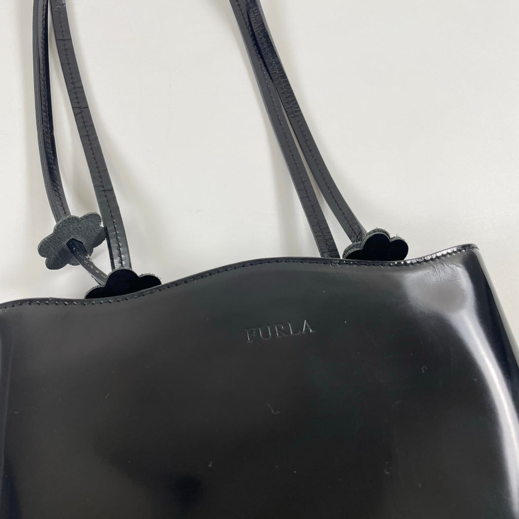 FURLA / パテントレザー フラワーチャームトートバッグ ブラック