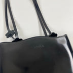 FURLA / パテントレザー フラワーチャームトートバッグ ブラック