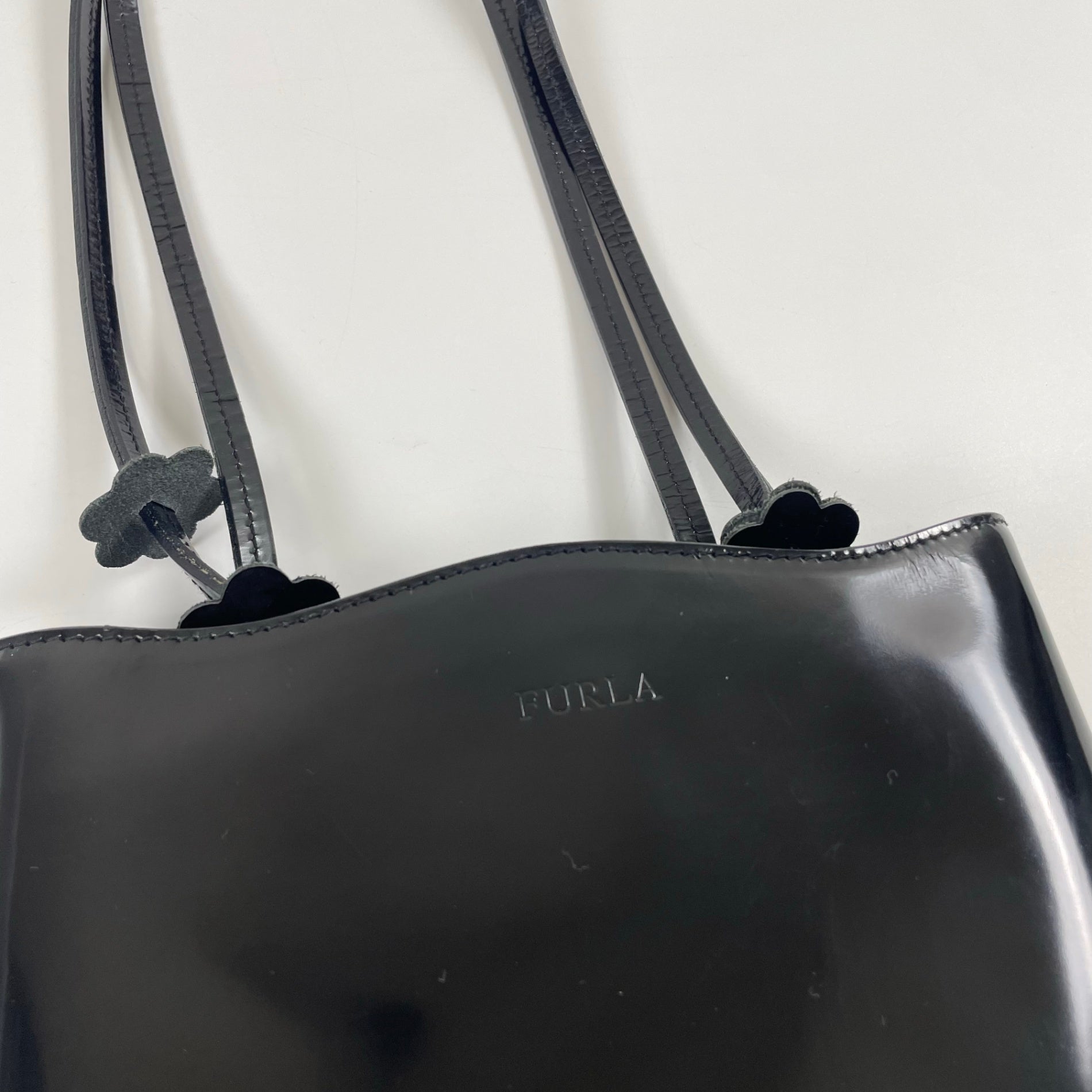 FURLA / パテントレザー フラワーチャームトートバッグ ブラック