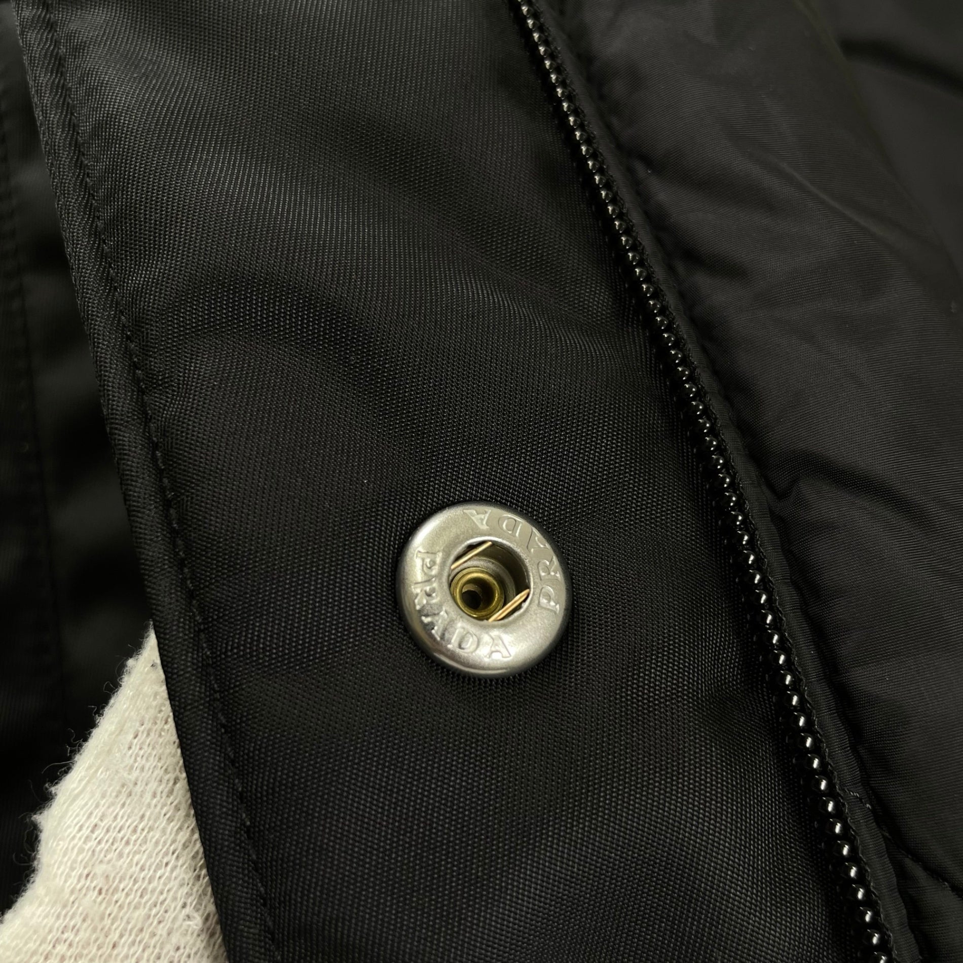 PRADA プラダ / RE- NYLON ダウンコート コヨーテファー ロップイヤー 参考定価：400,000程度 SIZE:M