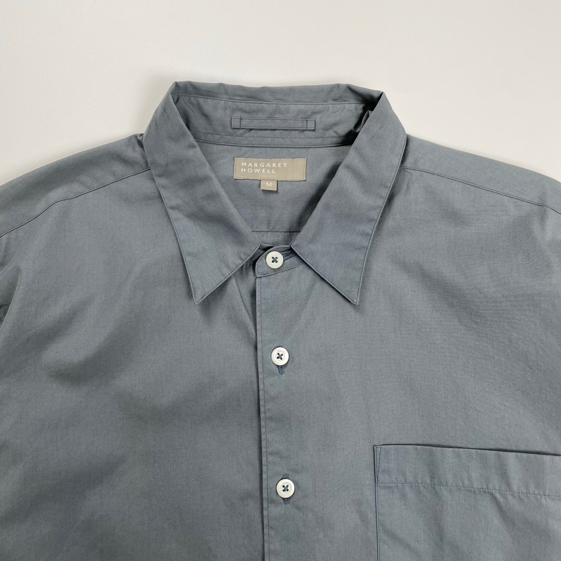 MARGARET HOWELL マーガレットハウエル / コットン ベーシックソリッドシャツ ブルーグレー 参考定価：20,000程度 SIZE：M