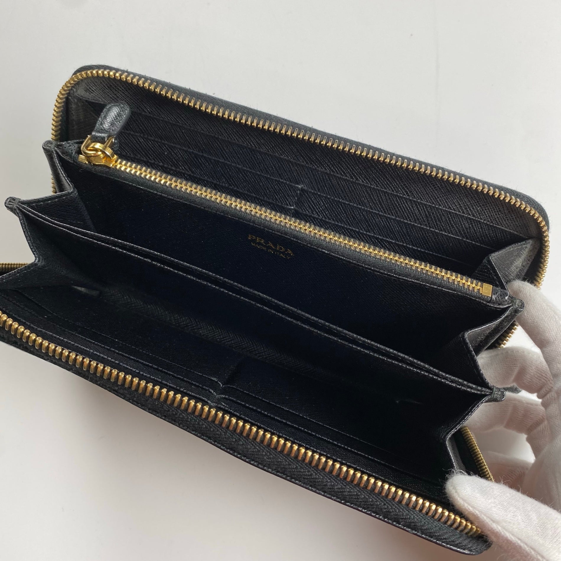 PRADA プラダ / サフィアーノ ラウンドファスナー 長財布 1ML506 参考