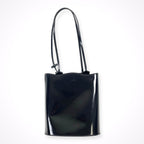 FURLA / パテントレザー フラワーチャームトートバッグ ブラック