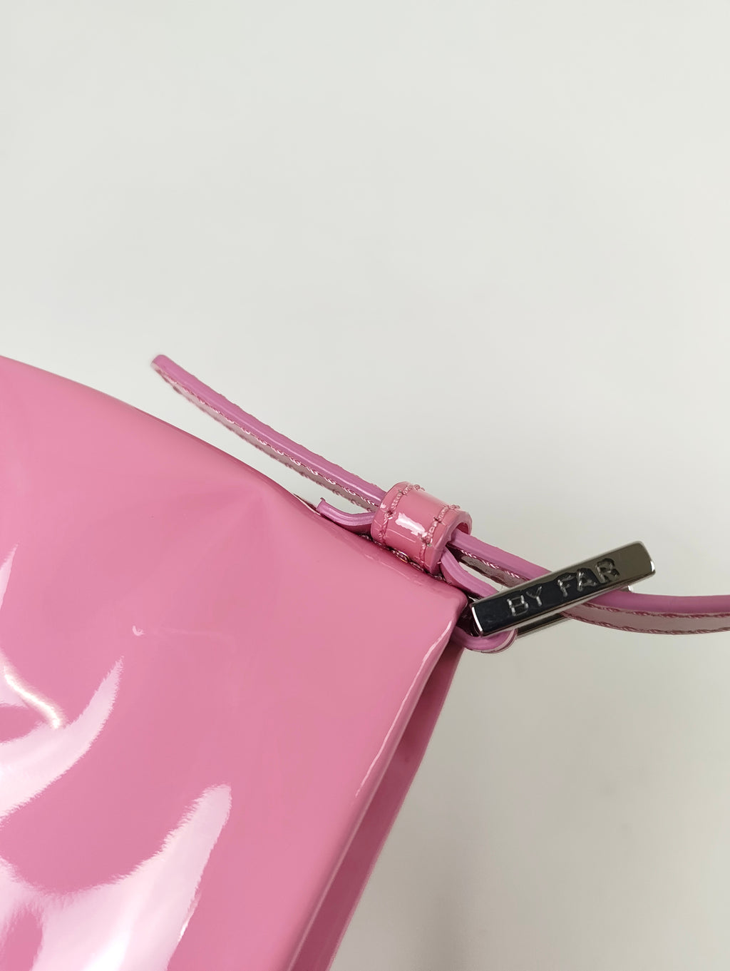 BY FAR / DULCEエナメルワンショルダーバッグ 布袋付 参考定価：64,000程度