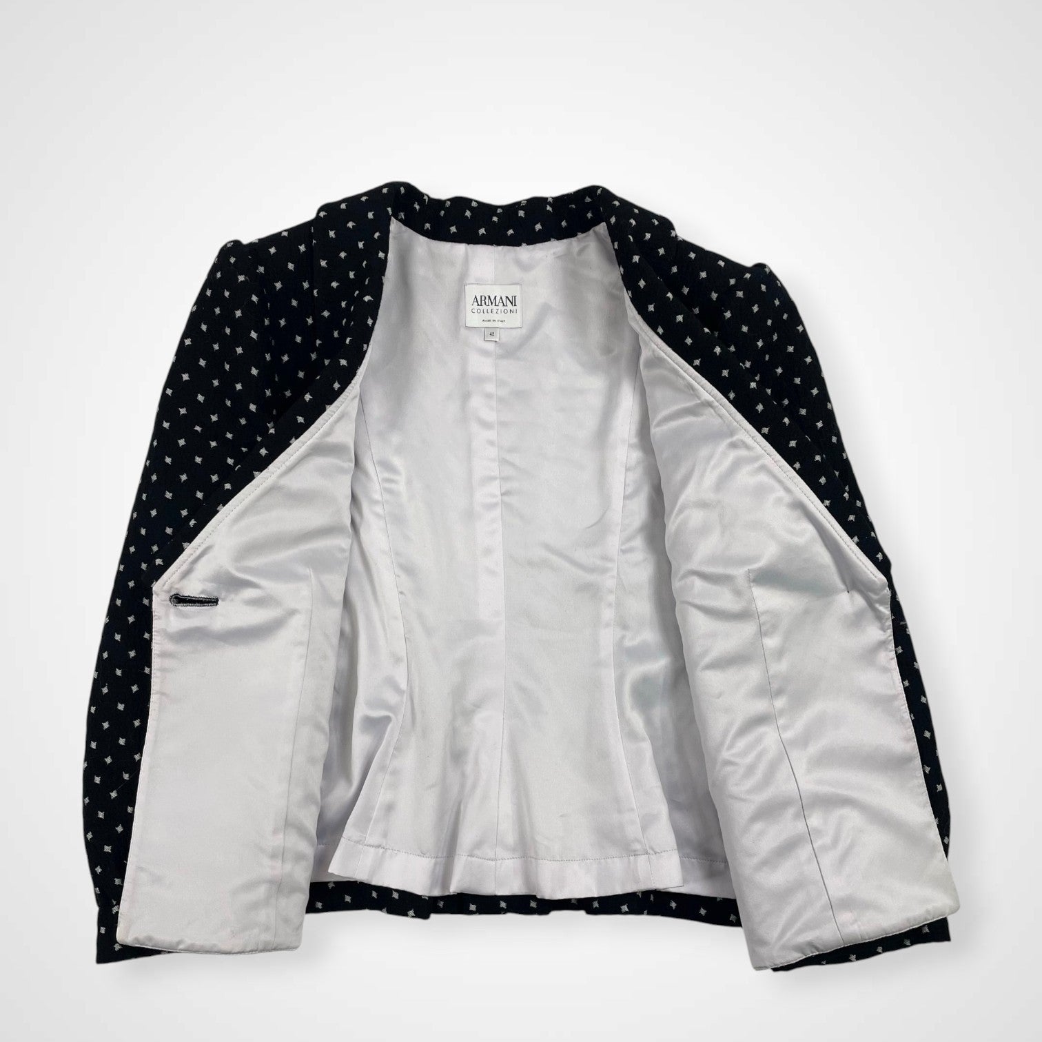 ARMANI COLLEZIONI アルマーニ コレツィオーニ / タキシードカラーショートジャケット ブラック イタリア製 参考定価：120,000程度 SIZE:42